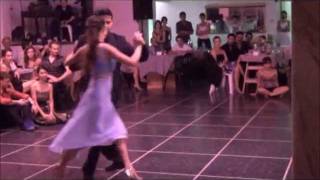 VERONICA VAZQUEZ y ALEJANDRO BERON bailando el tango REBELDIA en FLOREAL MILONGA