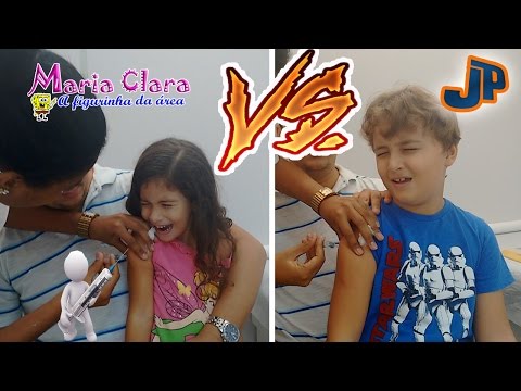 Maria Clara e JP tomando vacina