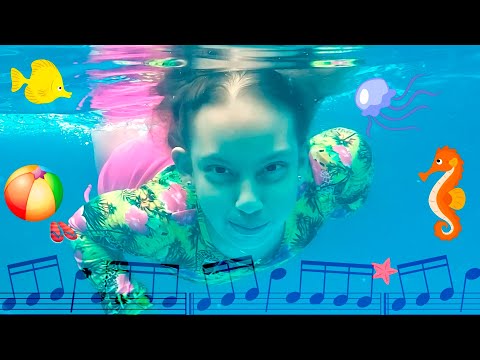 Brincando na PISCINA com Maria Clara - MC Divertida