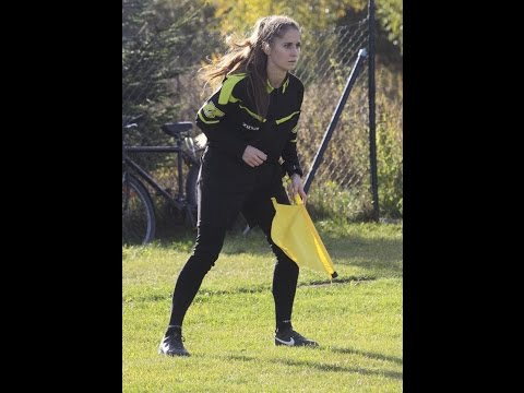 Kobieta sędziuje mecz w Połchowie (jesień 2014)