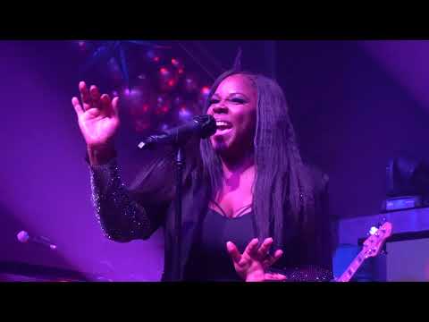 NAKITTA FOXX Effortlessly Belts WHITNEY HOUSTON Classic w/ Vocal Theatrics @ Dallas vs Houston RnB
