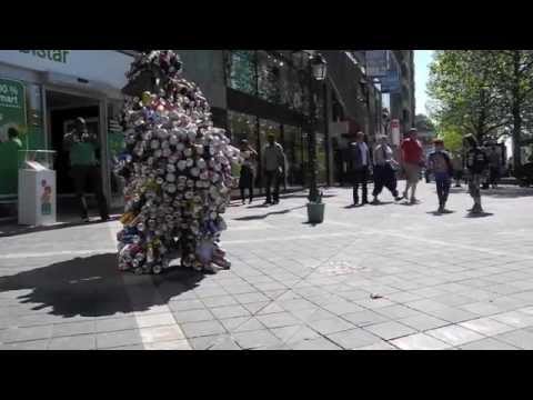 L'homme canette - Performance d'Eddy Ekete