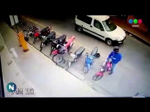 El robo de una moto en pleno microcentro quedó grabado