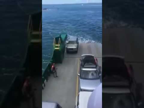 Auto versinkt im Meer