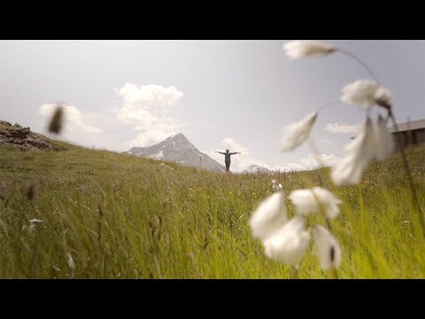 Dancing into the loving emptiness of the wind