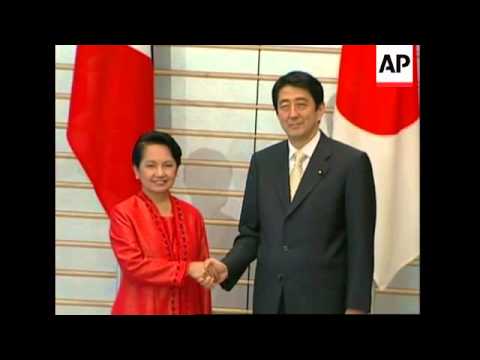 Japanese PM Abe meets visiting Philippines President, Arroyo