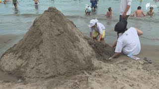 8月11日は「山の日」 お出かけ日和の祝日で各地にぎわう ビーチでは「砂山づくり」に励む人も＝静岡