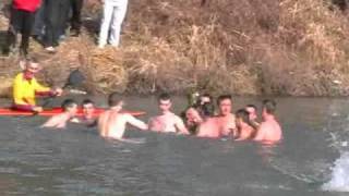 preview picture of video 'Plivanje za casni krst Raska 2011.god.'