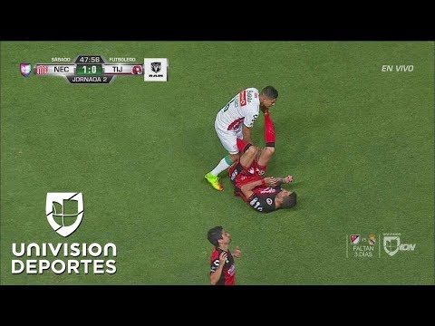 Alejandro Donatti pone los tacos en el rostro de Luis Pérez y ya juegan 10 contra 10