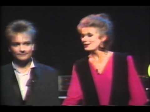 Programledaren nyper Dan Tillberg i bajjan Melodifestivalen 1985