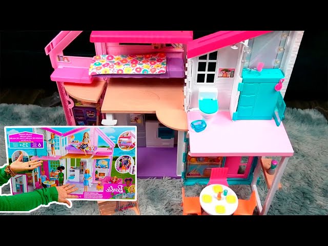 Vídeo relacionado con Barbie Casa Malibú Casa de muñecas plegable 2 pisos con 6 habitaciones y muebles, incluye 30 accesorios, juguete de regalo +3 años (Mattel HCD50)