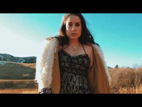 Gina Naomi Baez - Stick Around (visualiser)