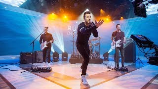 Russell Dickerson performs ‘Blue Tacoma’ live
