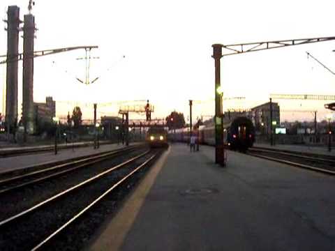 Intrare dubla la peron, un tren RegioTrans  si unu CFR