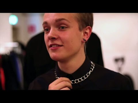 Erik Rapp fixar stilen med smycken - Idol Sverige (TV4)