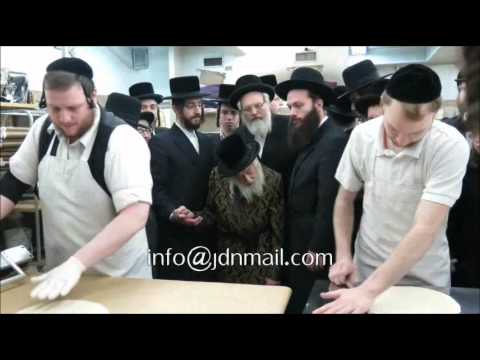 Skulen Rebbe Baking Matzos -Nisan 5775