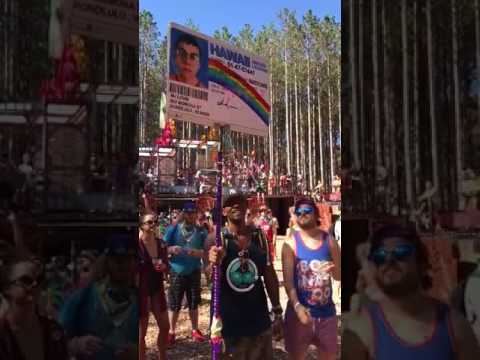 20170806 Guy holding McLovin sign doesn't know McLovin is dancing next to him