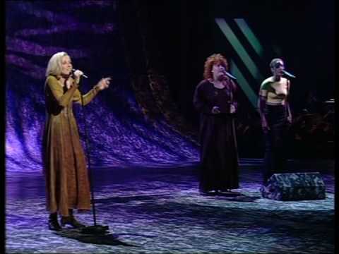 Aud Wilken sings "Fra Mols til Skagen"