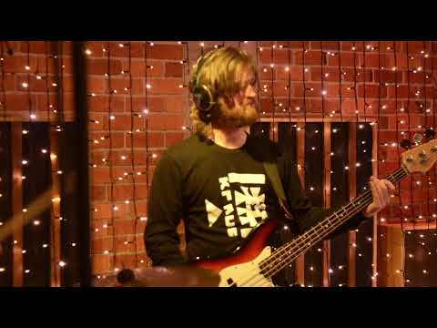 Louisa Nicklin - Moving Slow (Live at Roundhead Studios)