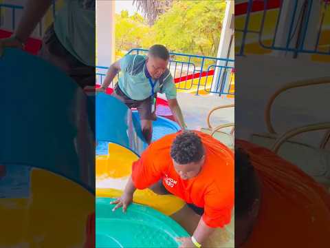 هولاء شباب رايحين لمدينه الالعاب 🤣💔 بس السمين كسر المرجوحه 😡💔 #shorts