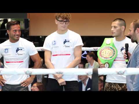 Boxen trift auf Fußball in Darmstadt Daimler Benz Halle