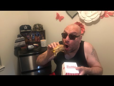 O novo empilhador de hambúrguer triplo de bife do Freddy