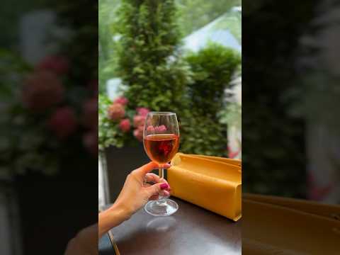 Ледяное розовое шампанское уже ждёт вас в наших винотеках!