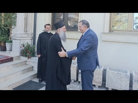 Kukavica kod patrijarha, podvio rep i traži oprost od Vučića 