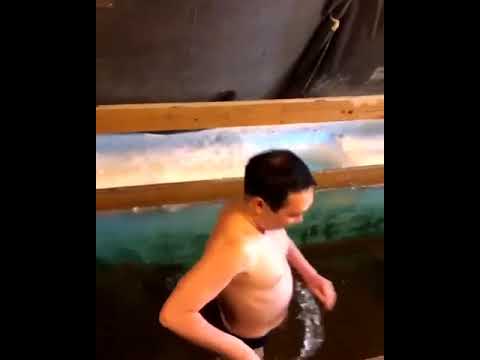 Глава Якутии окунулся в Крещенскую купель, несмотря на мороз Глава Якутии окунулся в Крещенскую купель, несмотря на мороз