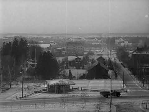 1942-01-05 Kumla blir stad(1942)  Stadsvyer i nyårsaftonens gråväder. Förberedelser på torget. Kumla