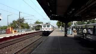 preview picture of video 'HWH WAP-7 Meets BWN WDM-3A. Coalfield Express Meeting Rampurhat Intercity Express'