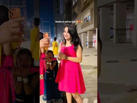 Bailando y cantando mientras su amiga llama por videollamada