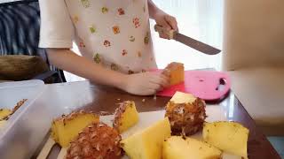 まるごとパイナップル🍍を初めてカット（小学生）
