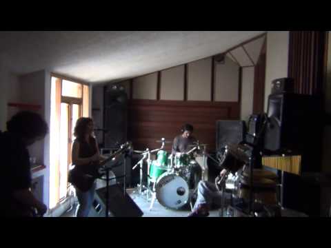 Irina Indigo ensayando "Me Quedo con tus Besos".