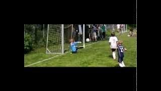 preview picture of video 'Zeitlupe Fußball FC Neufahrn F5 2013 bei Turnier SGE Eichenfeld in Freising'