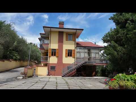 “Una casa nel verde, tre mondi da vivere – con vista mare”