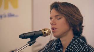 Η Μόνικα στο Αεροδρόμιο της Αθήνας!