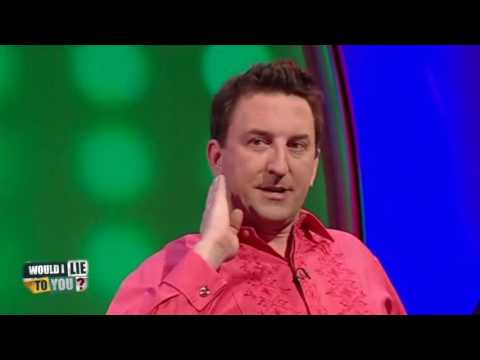 Lee Mack málem zabitý kokosem