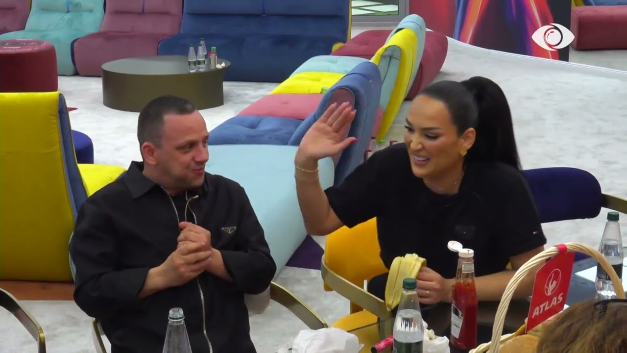 “Me kë do lahesh?”/ Ja përgjigja që i jep Elvisi, Julit