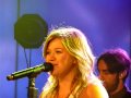 Kelly Clarkson sings Patsy Cline's "Walkin' After ...