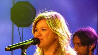 Kelly Clarkson sings Patsy Cline&#39;s &quot;Walkin&#39; After Midnight&quot;