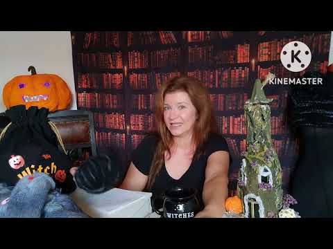 What is Anke knitting in October?