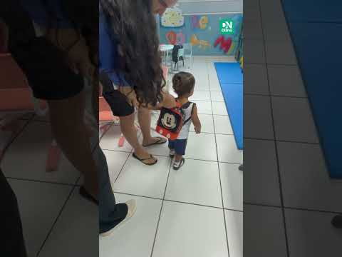 João Gomes leva filho para primeiro dia de aula e Ary Mirelle se emociona 