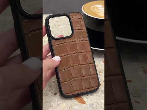 Чехол для iPhone из натуральной итальянской кожи коричневый | Кожаный чехол для Айфон | Текстура крокодила - фото 1 - id-p3044495917