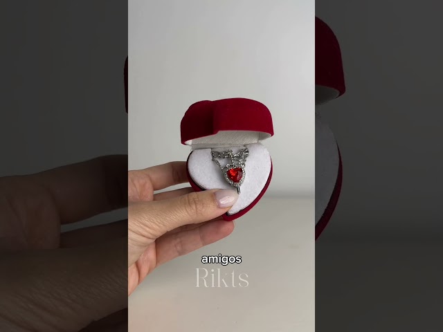 Vídeo relacionado con DHWEKU Collar divertido, collar de graffiti divertido de acero inoxidable, collar colgante de dedo medio sonriente personalizado, regalos de amistad para hombres y mujeres