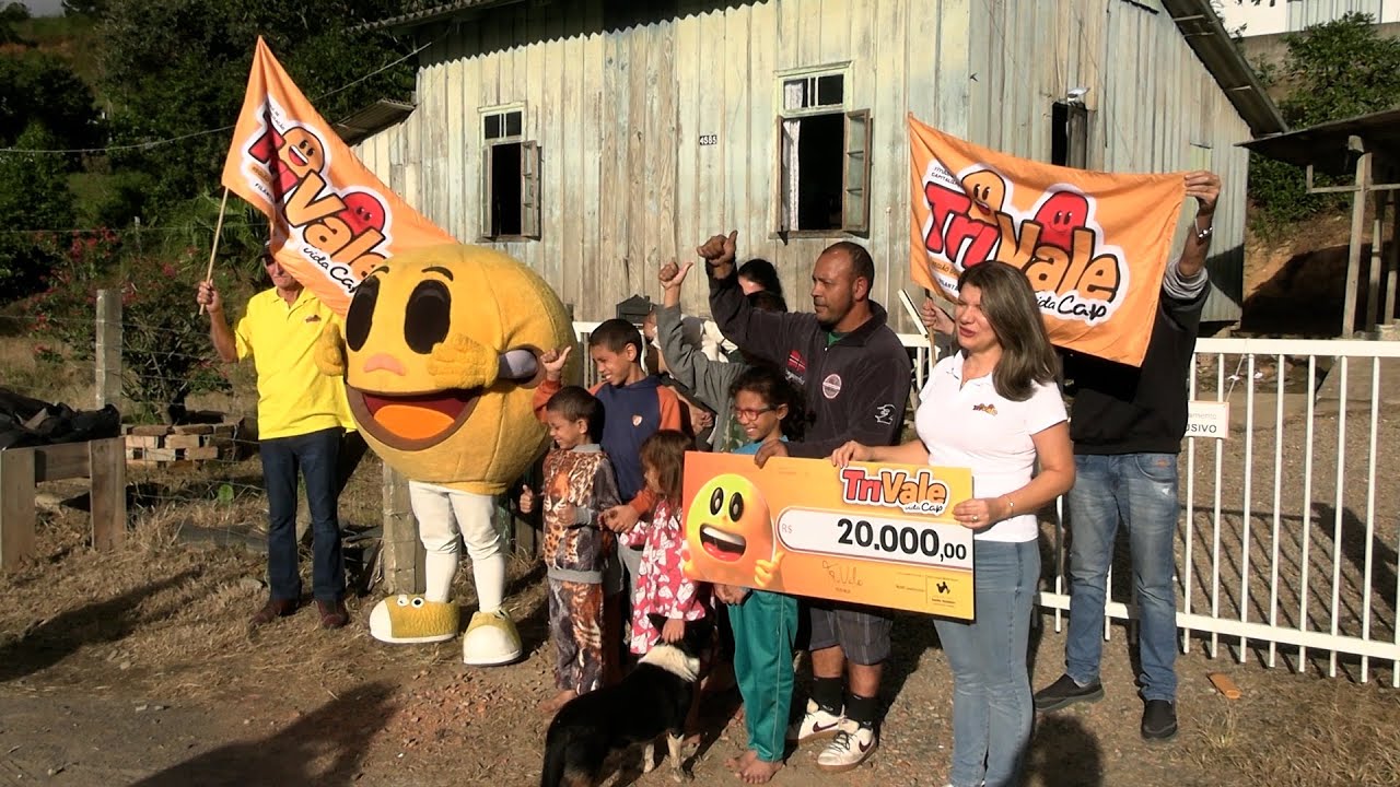 Casal com sete filhos recebe prêmio de R$ 20 mil da Trivale, em Rio do Sul