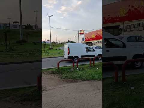 Movimentação na rotatória da Avenida das Araucárias, em frente ao Terminal de Fazenda Rio Grande/PR