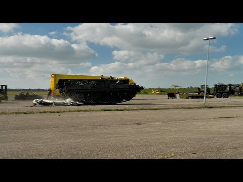 Leopard 2 Recovery Tank "Buffel" VS Two Cars - 4K60P