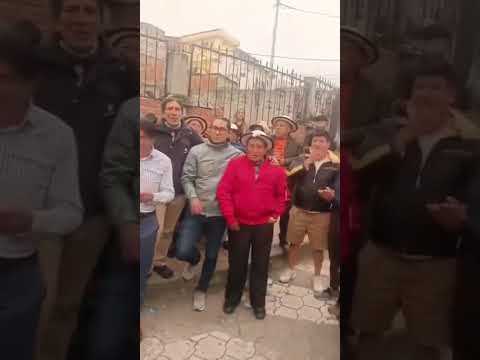 Pobladores del cantón El Tambo en la provincia de Cañar celebran la liberación de los cinco comunero
