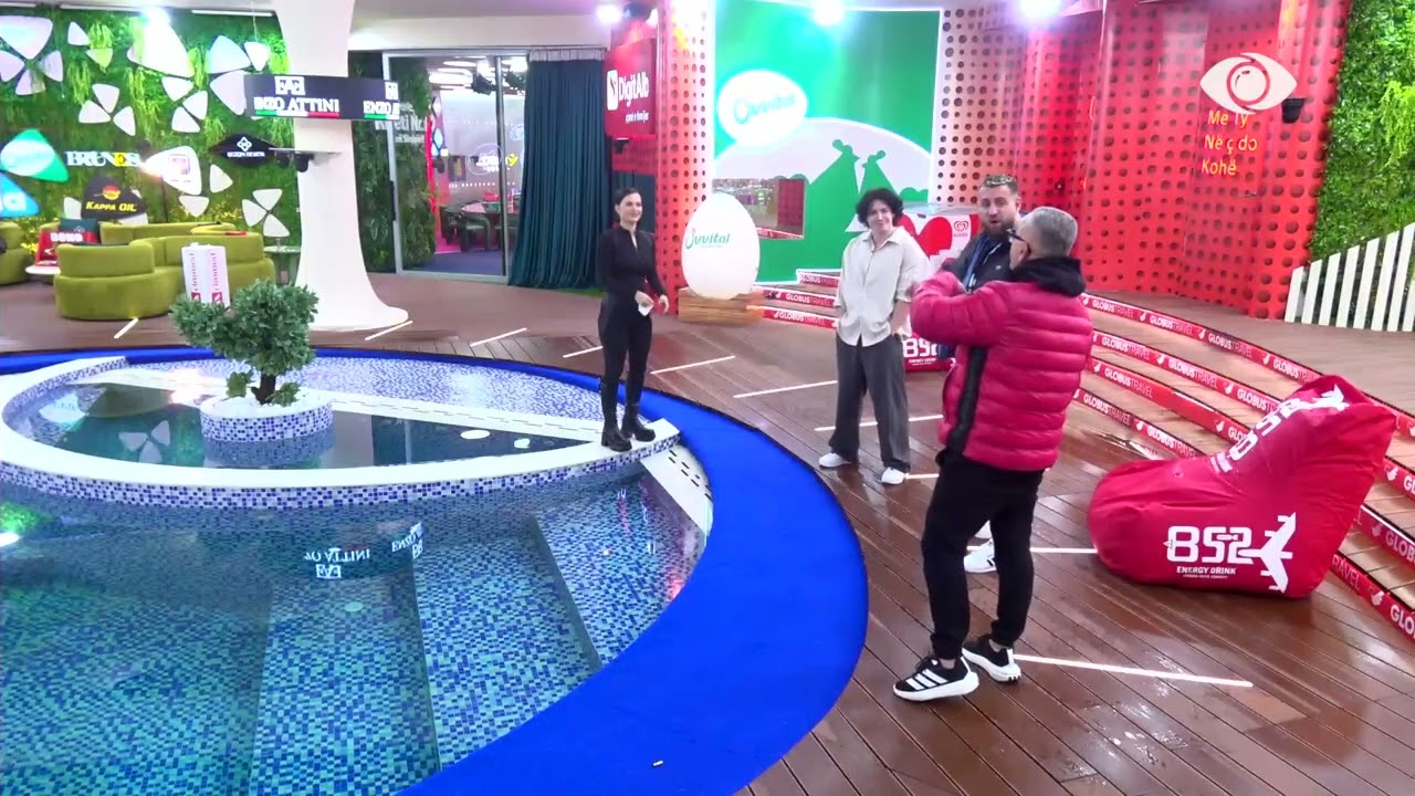 Luizi dhe Artani këndojnë, teksa Baby G ia mer valles në pishinë